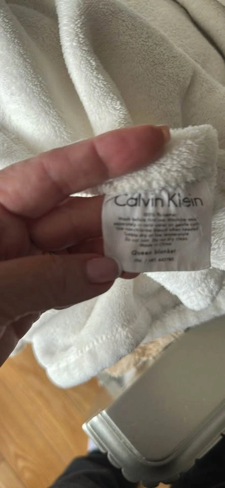 Luxurious Calvin Klein plush throw blanket - photo 2
