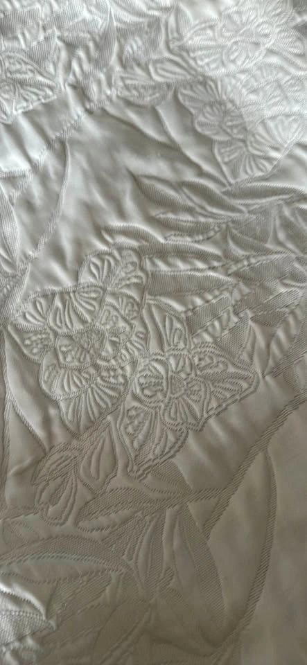 Full/Queen White Floral Matelassé Bedspread / Coverlet