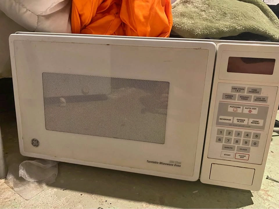 GE 800 watt Turntable microwave oven