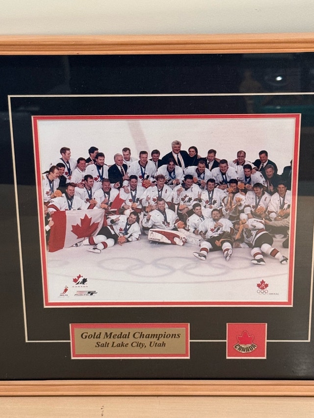 Team Canada 2002 Gold Medal Framed Photo - photo 2
