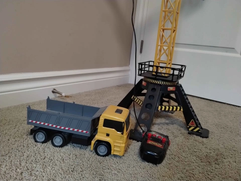 Large Toy Crane and New Bright RC Cars Lot - photo 2