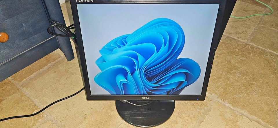 LG Flatron 1753T BF LCD Monitor 17"