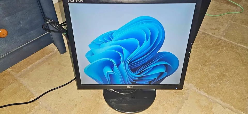 LG Flatron 1753T BF LCD Monitor 17"