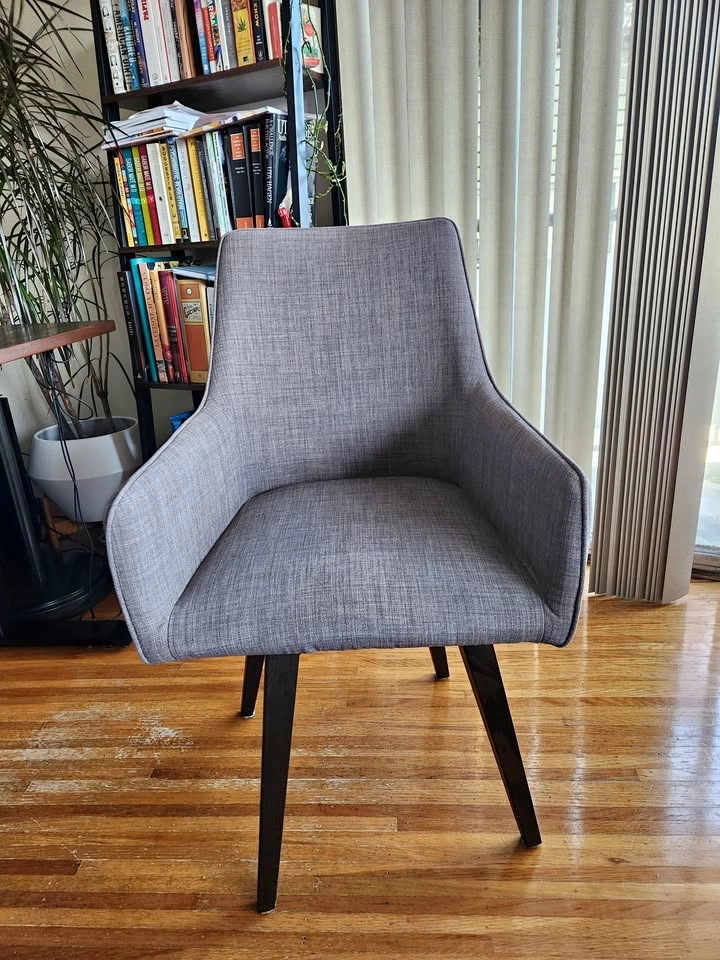 Structube Modern Rotating Desk Chair - Excellent Condition