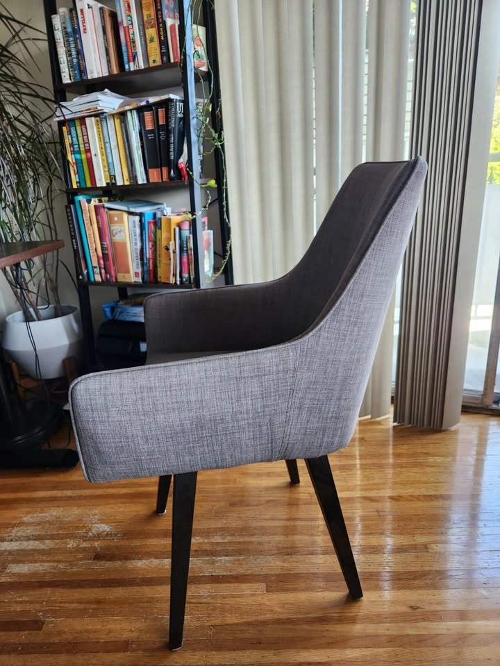 Structube Modern Rotating Desk Chair - Excellent Condition - photo 2