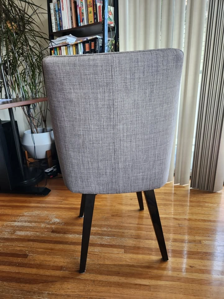 Structube Modern Rotating Desk Chair - Excellent Condition - photo 3