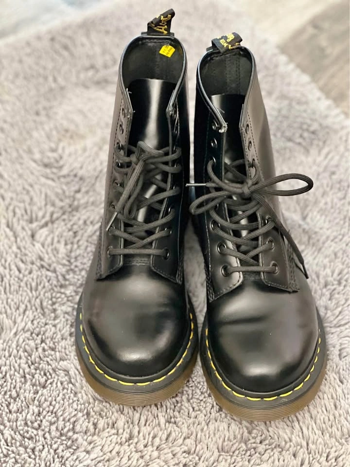 Dr Martens- size 7 US
