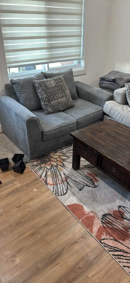 Grey loveseat in great condition - photo 2