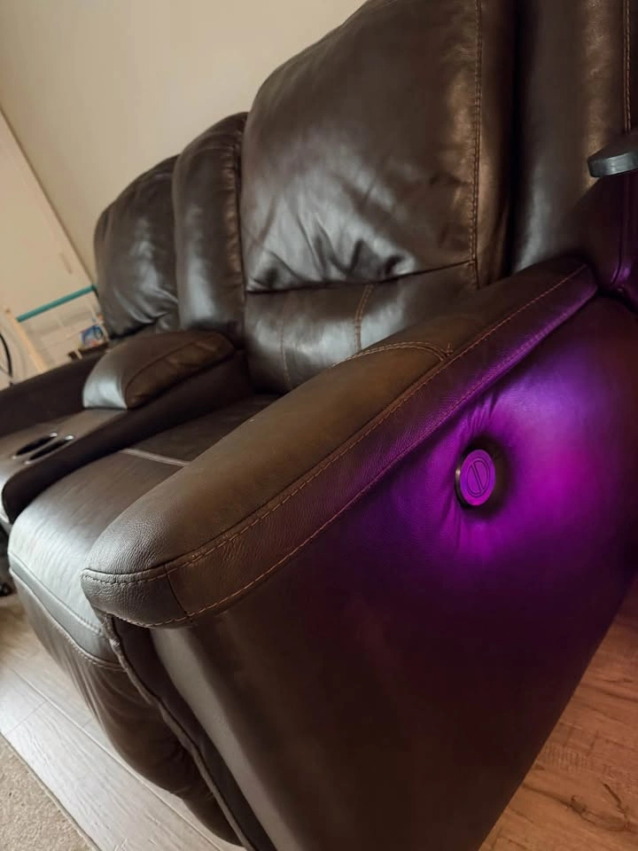 Ashley "Man-Den" Power Reclining Loveseat w/ USB - photo 3