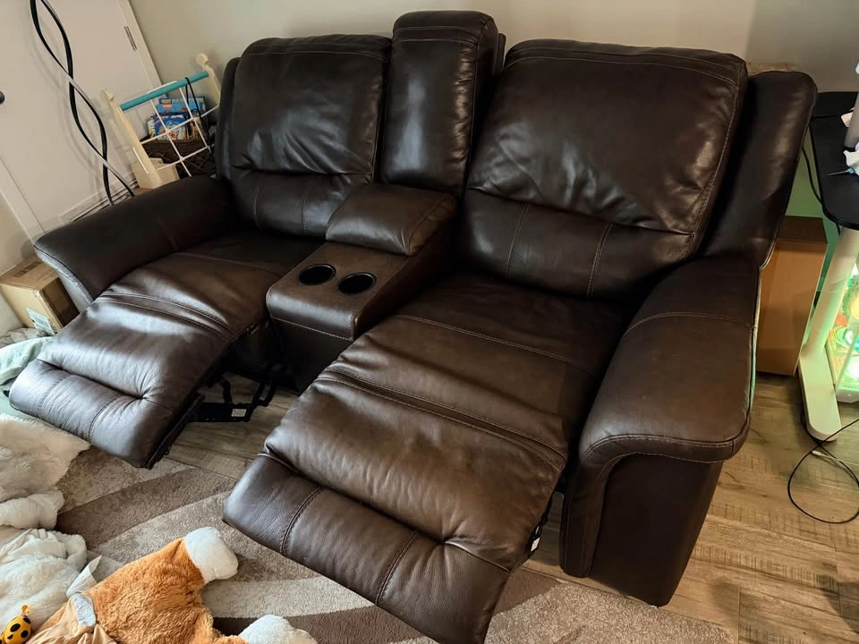 Ashley "Man-Den" Power Reclining Loveseat w/ USB - photo 4