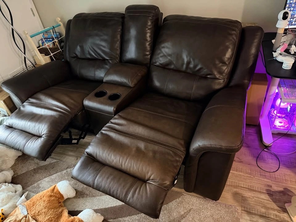 Ashley "Man-Den" Power Reclining Loveseat w/ USB - photo 5