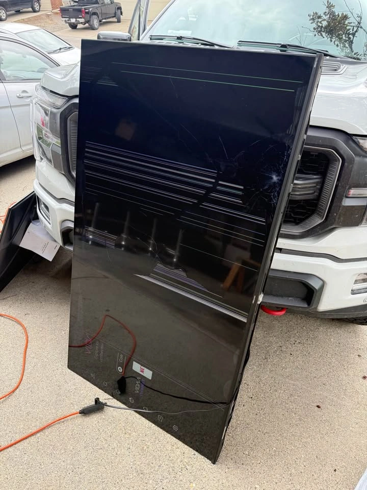 Hisense 65" TV – FOR PARTS / REPAIR - photo 3