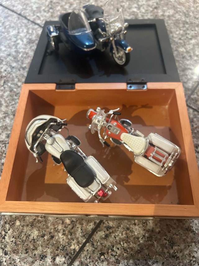 3 Maisto 1:24 Harley Davidsons and trinket box
