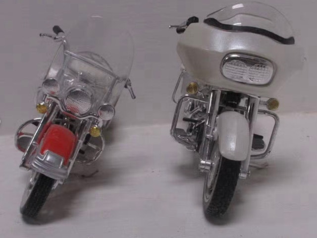 3 Maisto 1:24 Harley Davidsons and trinket box - photo 3