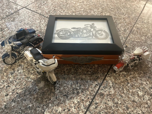 3 Maisto 1:24 Harley Davidsons and trinket box - photo 4