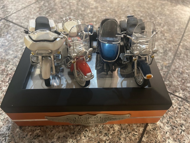 3 Maisto 1:24 Harley Davidsons and trinket box - photo 5