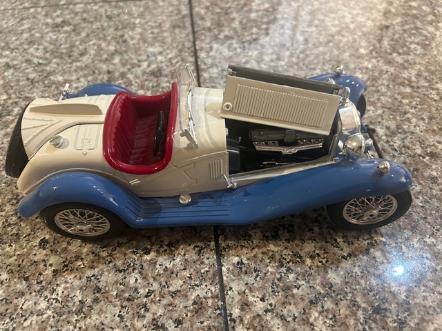 Burago 1932 Alpha Romeo 2300 spider 1/18