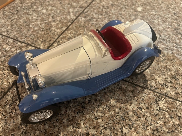 Burago 1932 Alpha Romeo 2300 spider 1/18 - photo 2
