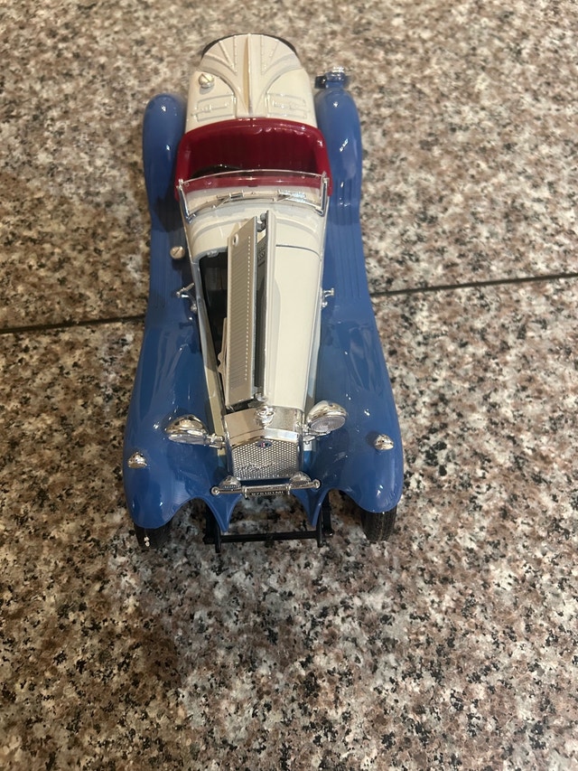 Burago 1932 Alpha Romeo 2300 spider 1/18 - photo 3