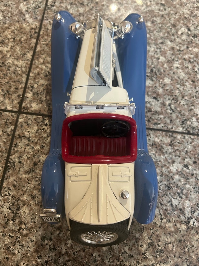 Burago 1932 Alpha Romeo 2300 spider 1/18 - photo 4