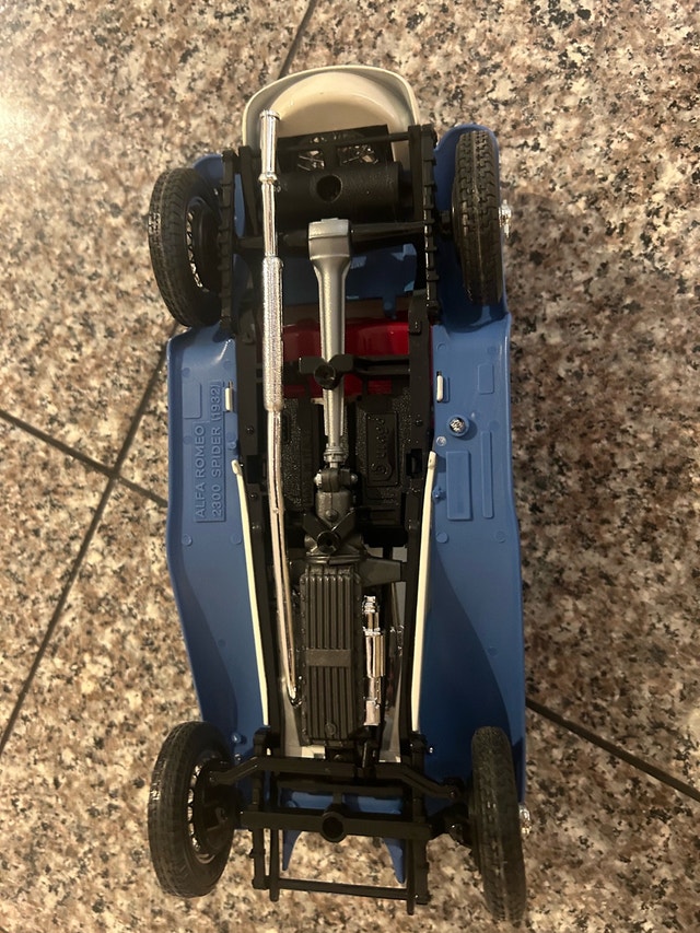 Burago 1932 Alpha Romeo 2300 spider 1/18 - photo 5