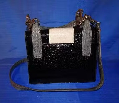 Guess 9” cross body bag, with shoulder strap - photo 2