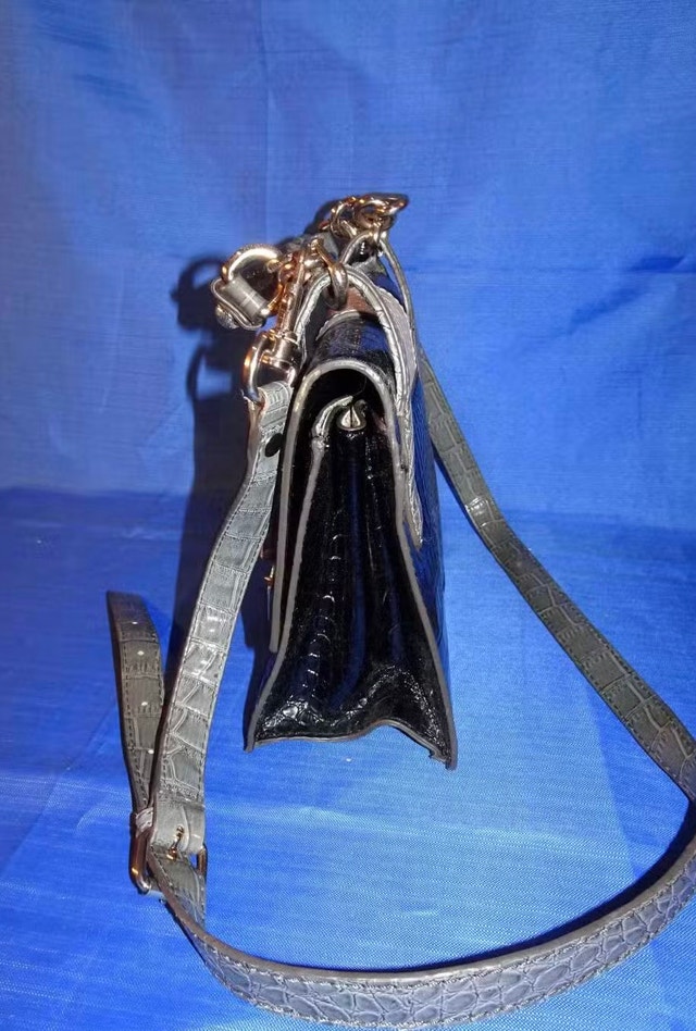 Guess 9” cross body bag, with shoulder strap - photo 3