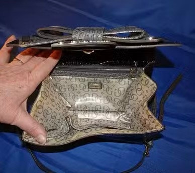 Guess 9” cross body bag, with shoulder strap - photo 4