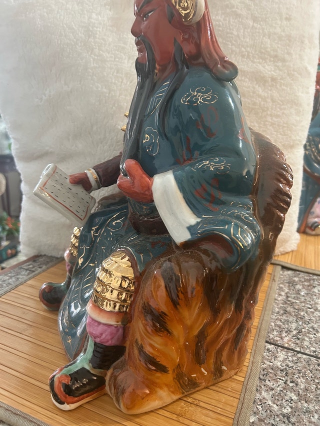 Guan Yu, the Chinese God of War, sitting, porcelain figurine - photo 2