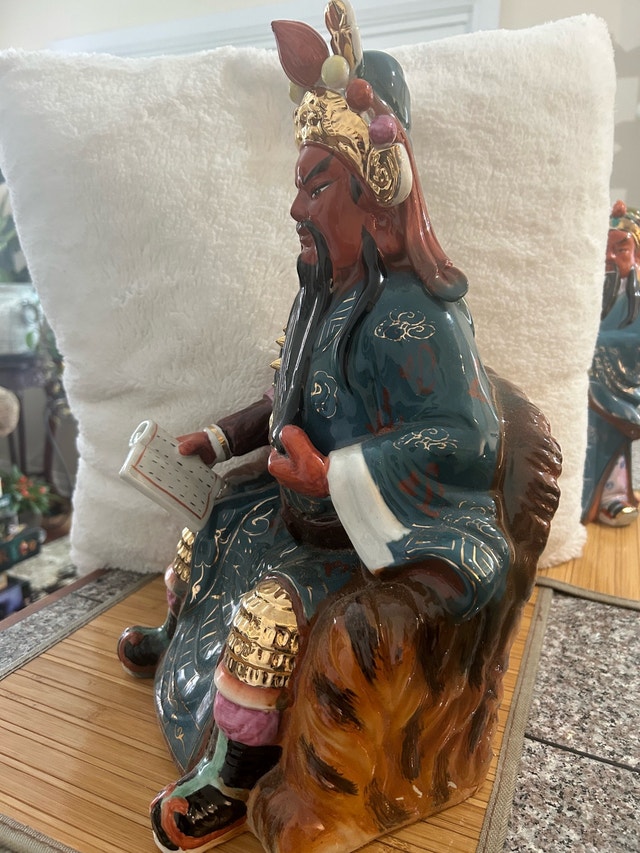 Guan Yu, the Chinese God of War, sitting, porcelain figurine - photo 3