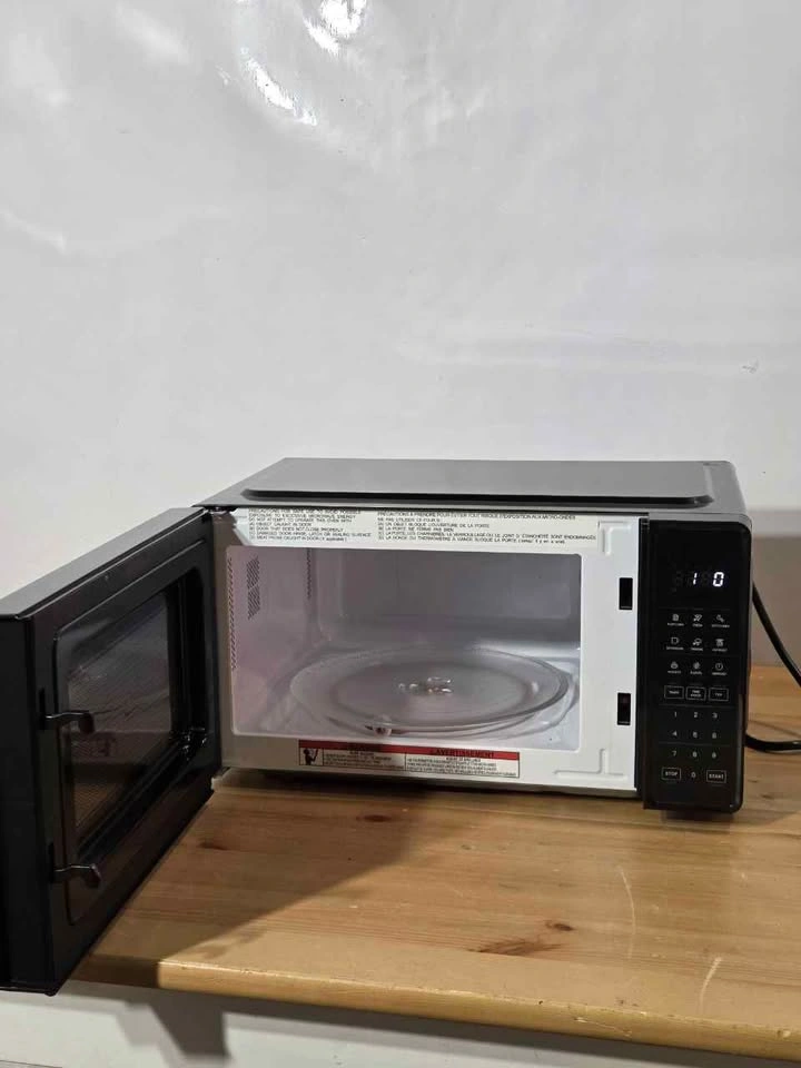 Chefman 0.7 Cu Ft Microwave Oven - photo 2