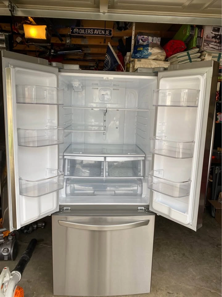 22 cu. ft. LG Stainless Steel French Door Refrigerator - photo 2