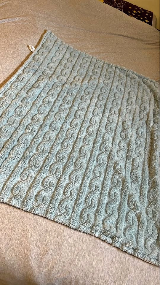 Soft & Cozy Knee Blanket – Perfect for Winter