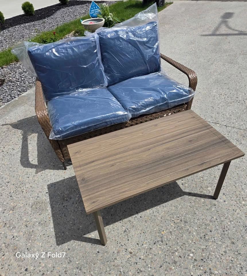 Brand new 2 pc patio loveseat set. Assembled. Pickup Spruce Grov - photo 2