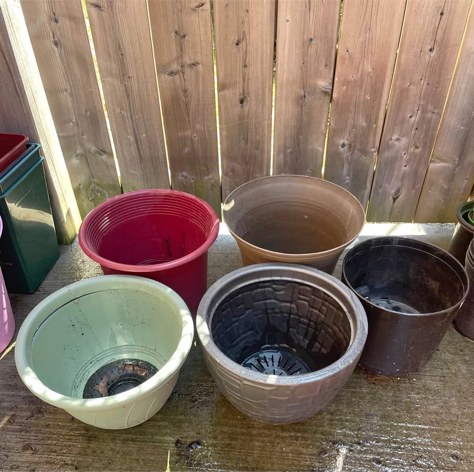 Lot of 5 plastic planters 8-10” with drainage systems
