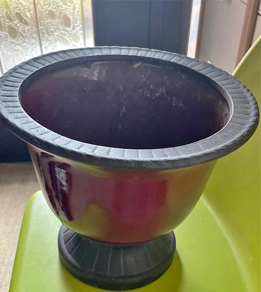 Small ceramic urn, opening 7.25“