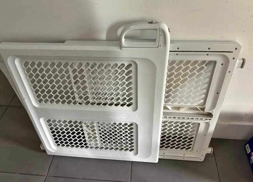Safety 1st white baby gate