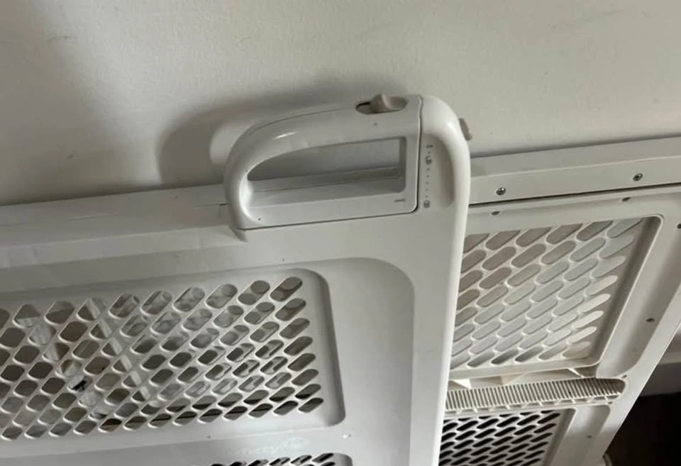 Safety 1st white baby gate - photo 2