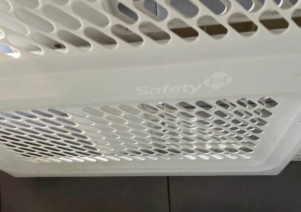 Safety 1st white baby gate - photo 3