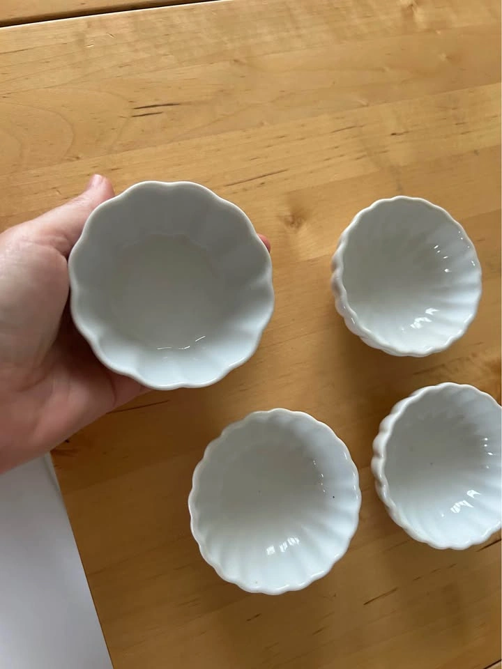Set of 4 Pier1 White Scalloped 2” Ceramic Bowls - photo 2