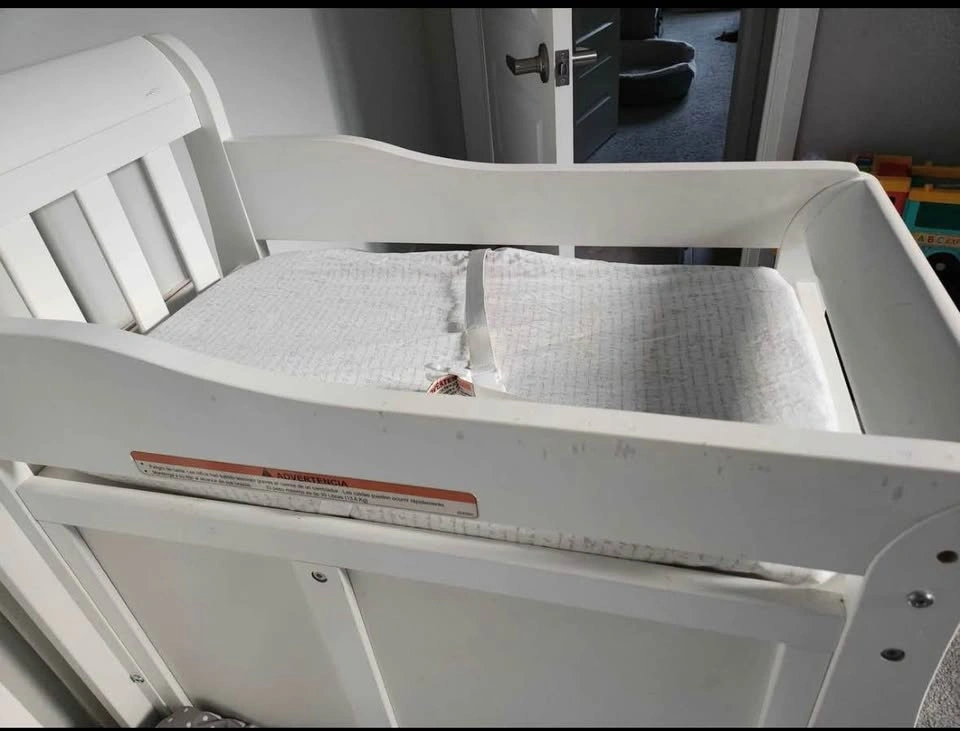 White 4-in-1 Convertible Crib with Attached Changing Table - photo 3