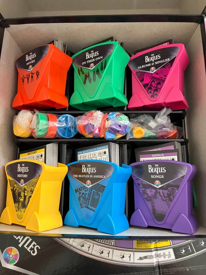 THE BEATLES Trivial Pursuit board game - photo 5