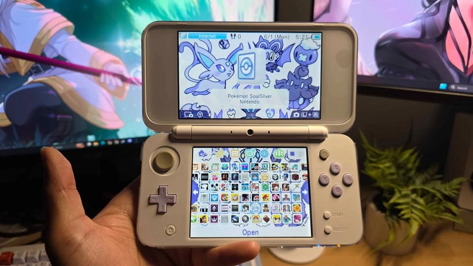 New Nintendo 2DS XL White Lavender 128GB Bundle - photo 2