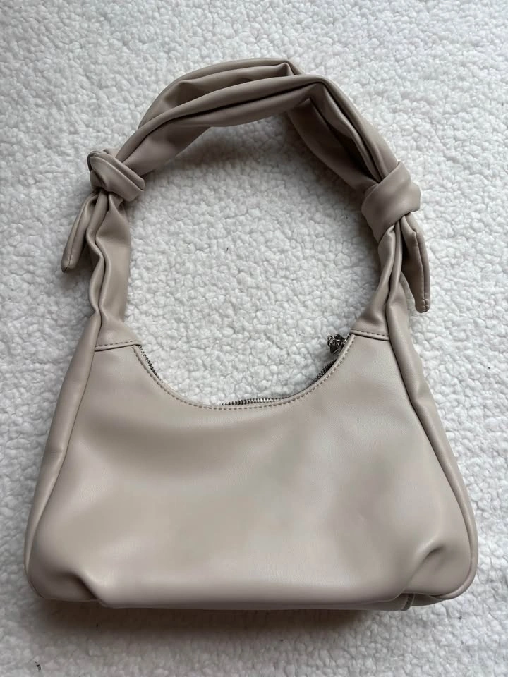Melie Bianco NWOT Beige Knotted Shoulder Bag with Heart Pouch - photo 3