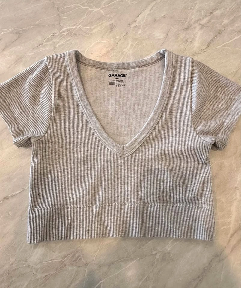 Garage light grey ribbed top size M