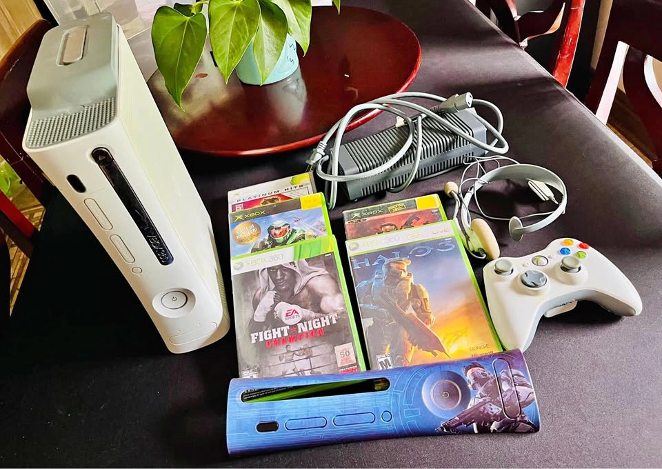 Video Games - XBOX 360 Console and (5) Mixed Games Lot