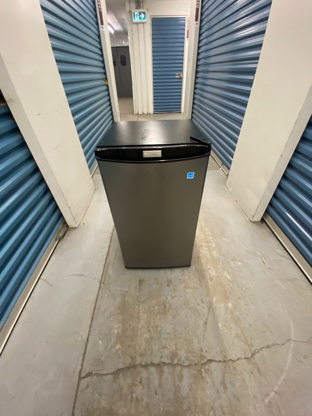DANBY MINI REFRIGERATOR - photo 3