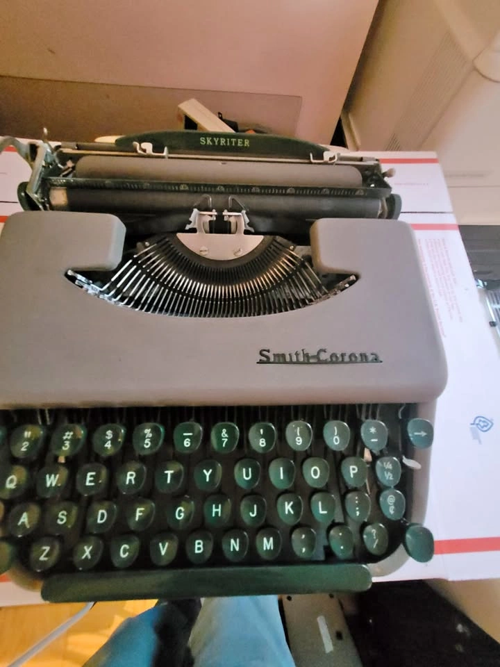 1950s Smith-Corona Portable Skywriter Typewriter USA