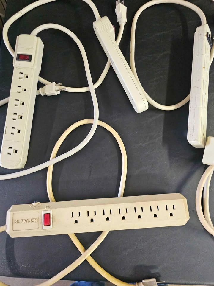 8x Power Strips, other electrical extensions and plugs lot - photo 2