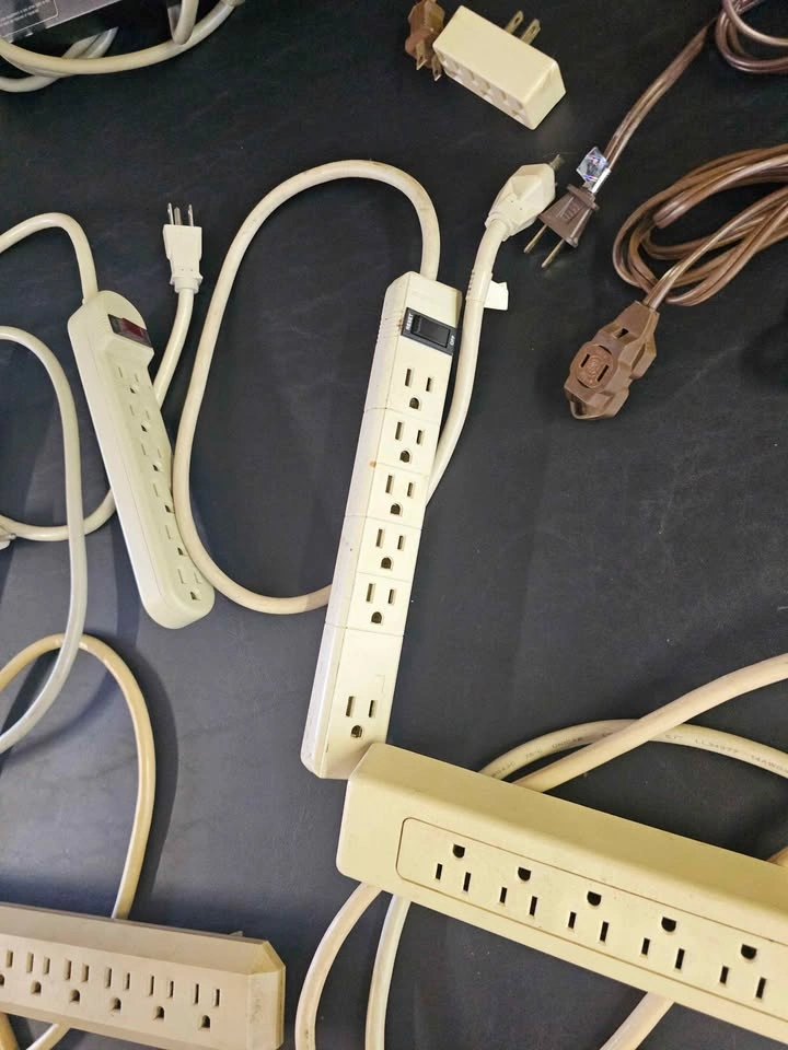 8x Power Strips, other electrical extensions and plugs lot - photo 3